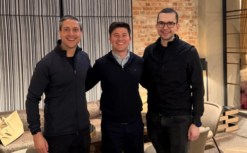 Im Bild Firmenvertreter von Terralayr und Big Battery Deutschland, mit der Übernahme soll der wachsende Bedarf für Batterie-Großspeicher in Deutschland gedeckt werden.