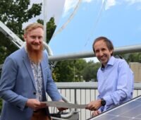 Projektleiter Prof. Dr. Lutz Meyer und der wissenschaftliche Mitarbeiter Torben Salm mit einem Parabolrinnenkollektor und Photovoltaik-Modulen, konzentrierende Solarthermie soll Wasserdampf für eine Brauerei bereitstellen.