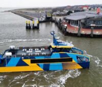 Die E-Fähre steuert den Hafen an, in einem V2G-Projekt erforscht die Hochschule Osnabrück das bidirektionale Laden von E-Autos für E-Fähren.