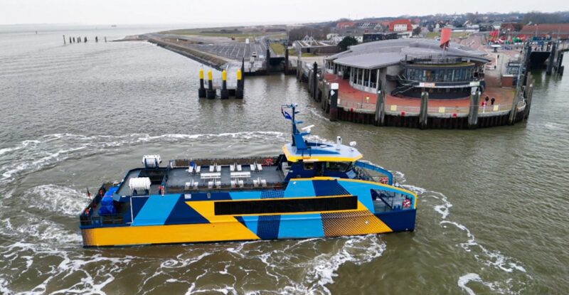 Die E-Fähre steuert den Hafen an, in einem V2G-Projekt erforscht die Hochschule Osnabrück das bidirektionale Laden von E-Autos für E-Fähren.