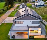 Ein Haus mit Photovoltaik und Infrarotheizgeräten, das Intersolar-Forum „Power-to-Heat“ beschäftigt sich mit Heizen und Warmwasser mit Photovoltaik.