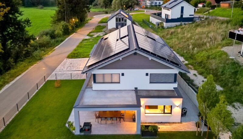 Ein Haus mit Photovoltaik und Infrarotheizgeräten, das Intersolar-Forum „Power-to-Heat“ beschäftigt sich mit Heizen und Warmwasser mit Photovoltaik.