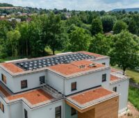 Der Mehrfamilienhaus-Neubau von Grübbel in Hameln, die PVT-Kollektoren von TWL Technologie sind auf dem Dach platziert.