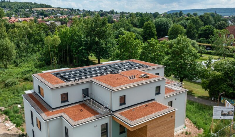 Der Mehrfamilienhaus-Neubau von Grübbel in Hameln, die PVT-Kollektoren von TWL Technologie sind auf dem Dach platziert.