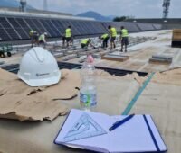 Ein großes Gewerbedach, auf dem eine Photovoltaik-Anlage installiert wird, Panelclaw zeigt seine Photovoltaik-Montagesysteme auf der Intersolar 2026.