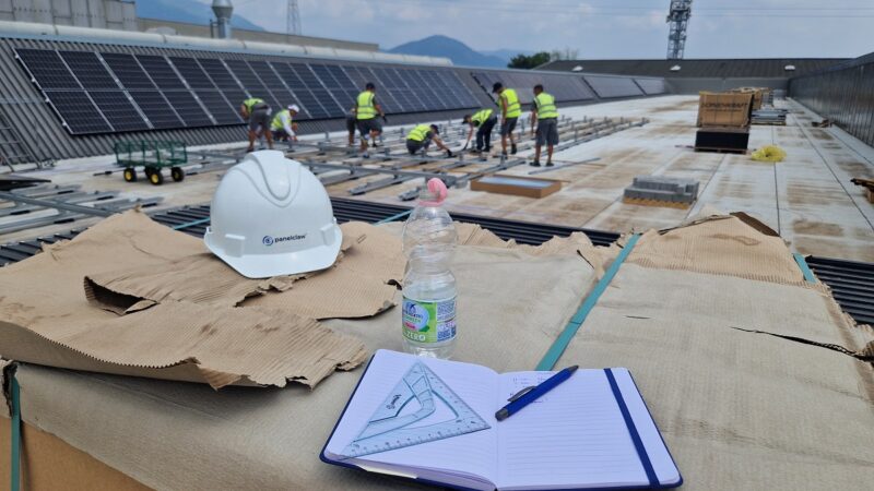 Ein großes Gewerbedach, auf dem eine Photovoltaik-Anlage installiert wird, Panelclaw zeigt seine Photovoltaik-Montagesysteme auf der Intersolar 2026.