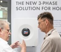 Zwei Männer am Messestand, SMA stellt das Heim-Energiemanagement-System (HEMS) Energy Maximizer auf der Intersolar 2026 vor.