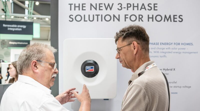 Zwei Männer am Messestand, SMA stellt das Heim-Energiemanagement-System (HEMS) Energy Maximizer auf der Intersolar 2026 vor.