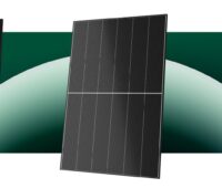 Im Bild drei Solarmodule von Jinkosolar, die das Unternehmen auf der Intersolar 2026 präsentiert.
