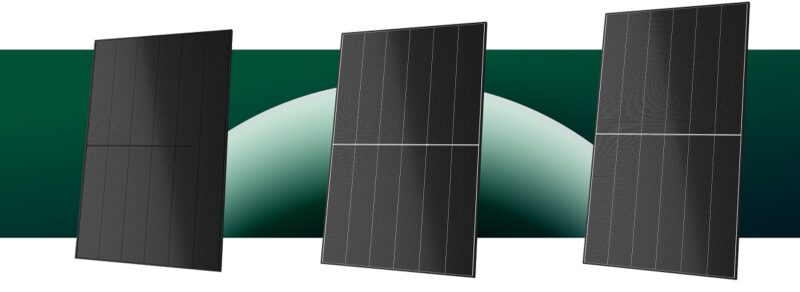 Im Bild drei Solarmodule von Jinkosolar, die das Unternehmen auf der Intersolar 2026 präsentiert.