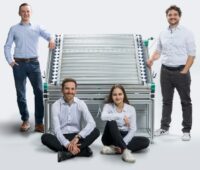 Das Team Photreon mit dem Ein-Quadratmeter-Prototyp des Photoreaktorpaneels, solarer Wasserstoff lässt sich damit direkt mit Photokatalyse ohne Strom erzeugen.