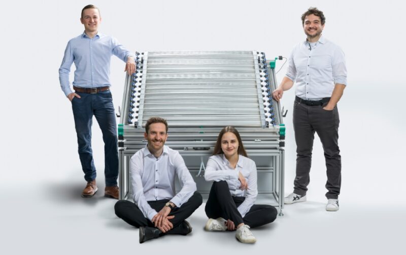 Das Team Photreon mit dem Ein-Quadratmeter-Prototyp des Photoreaktorpaneels, solarer Wasserstoff lässt sich damit direkt mit Photokatalyse ohne Strom erzeugen.