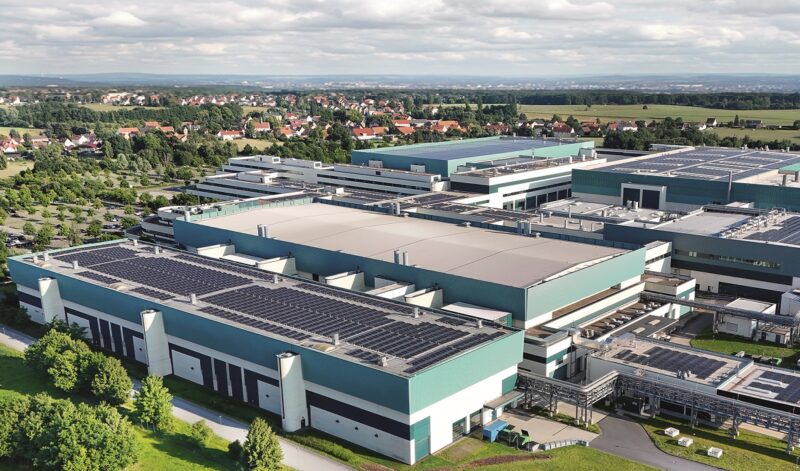 Die Photovoltaik-Anlage bei Globalfoundries in Dresden aus der Luft fotografiert.