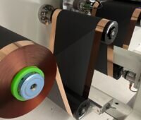 Im Bild ein Beschichter, der im Projekt Phoenics für Kathoden für Lithium-Mangan-Eisenphosphat-Batteriespeicher zum Einsatz kommen soll.