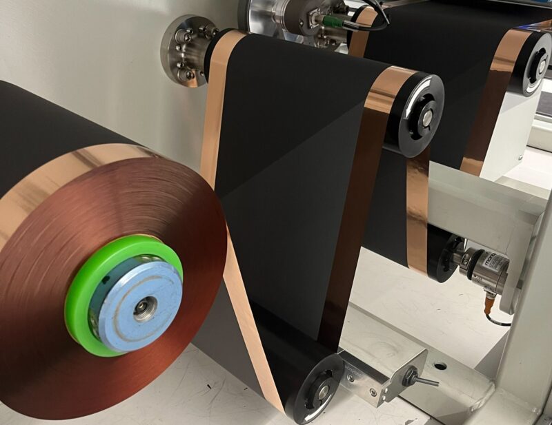 Im Bild ein Beschichter, der im Projekt Phoenics für Kathoden für Lithium-Mangan-Eisenphosphat-Batteriespeicher zum Einsatz kommen soll.