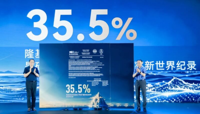 Offizielle auf einer Bühne mit dem Schriftzug 35,5 %, das ist der Wert für den Rekordwirkungsgrad für Tandemsolarzellen aus kristallinem Silizium und Perowskit.