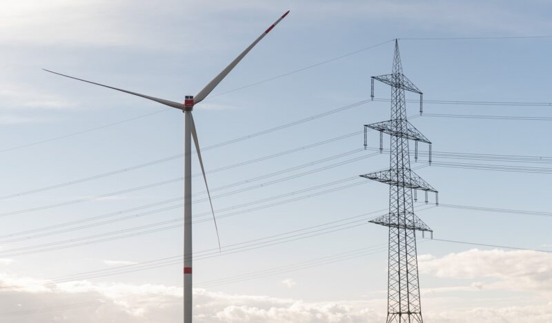 Windenergieanlage und Übertragungsnetz, Ökostromanbieter kritisieren die Übernahme des Übertragungsnetzbetreibers Amprion durch RWE