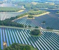 Ein Luftbild vom Solarpark Halenbeck-Rohlsdorf, dessen Solarmodule ich über große Gebiete erstrecken.
