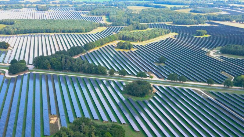 Ein Luftbild vom Solarpark Halenbeck-Rohlsdorf, dessen Solarmodule ich über große Gebiete erstrecken.