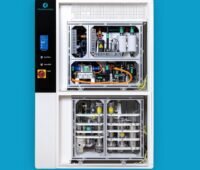 Ein Schrank mit geöffneter Tür, so sieht der Wasserstoff-Langzeitspeicher für Photovoltaik-Anlagen von Offgrid Revolution aus.