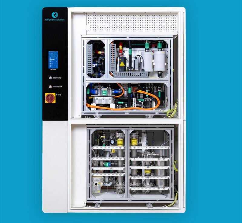 Ein Schrank mit geöffneter Tür, so sieht der Wasserstoff-Langzeitspeicher für Photovoltaik-Anlagen von Offgrid Revolution aus.