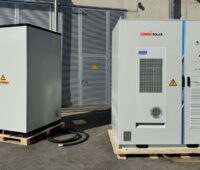 Im Bild zwei graue Container, das ist die erste deutsche Batteriespeicher-Installation von Longi in Stralsund.