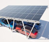 Ein Photovoltaik-Solar-Carport unter dem vier Autos stehen.