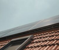 Eine PVT-Anlage von Sunmaxx, die als alleinige Quelle für eine Sole-Wasser-Wärmepumpen dient.