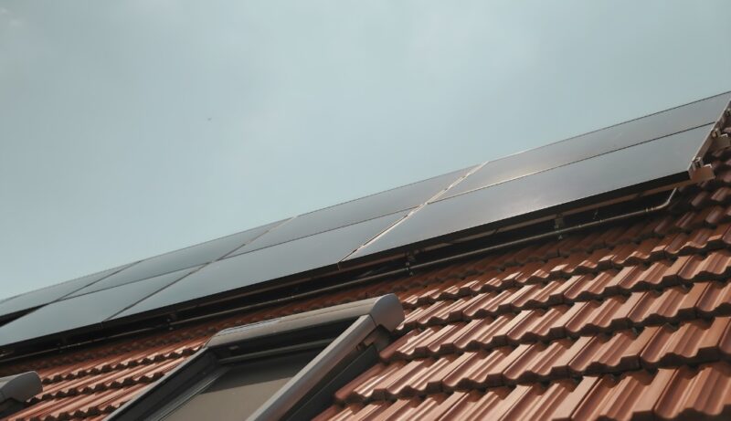 Eine PVT-Anlage von Sunmaxx, die als alleinige Quelle für eine Sole-Wasser-Wärmepumpen dient.