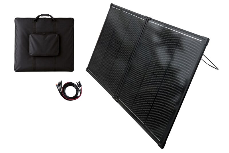 Collage aus Solarpanel, Tragetasche und Anschlusskabel, das neue Falt-Slim-Solarpanel der Marke Revolt ist ein faltbares Solarmodul.
