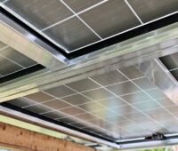 Eine Photovoltaik-Überdachung mit dem neuen Photovoltaik-Indach-Montagesystem von Clickcon.