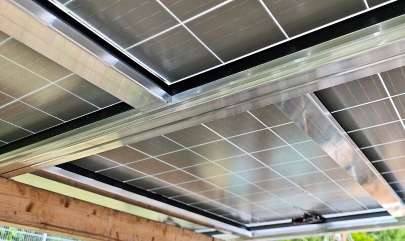 Eine Photovoltaik-Überdachung mit dem neuen Photovoltaik-Indach-Montagesystem von Clickcon.