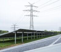 Solarmodule mit einem Photovoltaik-Montagesystem aus emissionsarmem Stahl im Solarpark Krukow von Vattenfall.