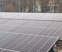 Eine Photovoltaik-Anlage auf einem Flachdach, der Hersteller für Photovoltaik-Montagesysteme Novotegra stellt Ausschreibungstexte und technische Produktinformationen online zur Verfügung.