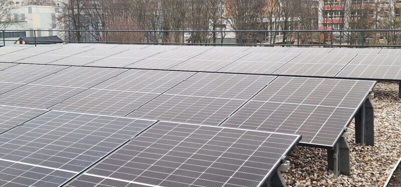 Eine Photovoltaik-Anlage auf einem Flachdach, der Hersteller für Photovoltaik-Montagesysteme Novotegra stellt Ausschreibungstexte und technische Produktinformationen online zur Verfügung.