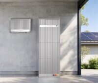 Das Photovoltaik-Stromspeichersystem von Varta in einer Garage mit Photovoltaik-Anlage im Hintergrund.