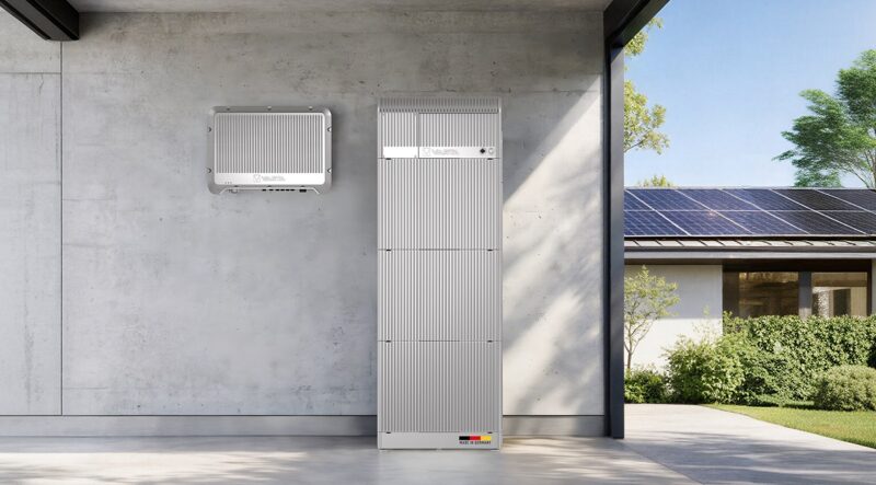 Das Photovoltaik-Stromspeichersystem von Varta in einer Garage mit Photovoltaik-Anlage im Hintergrund.