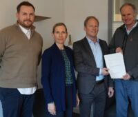 Firmenvertreter:innen von Prokon und Neowa bei der Vertragsunterzeichnung für den Abbau der Windenergieanlagen im Repowering-projekt Fleetmark.