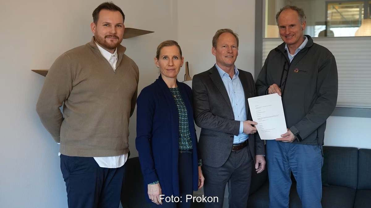 Firmenvertreter:innen von Prokon und Neowa bei der Vertragsunterzeichnung für den Abbau der Windenergieanlagen im Repowering-projekt Fleetmark.