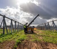 Ein Solarpark im Bau, RWE baut 235 Megawatt Windenergie- und Photovoltaik-Projekte in Italien.
