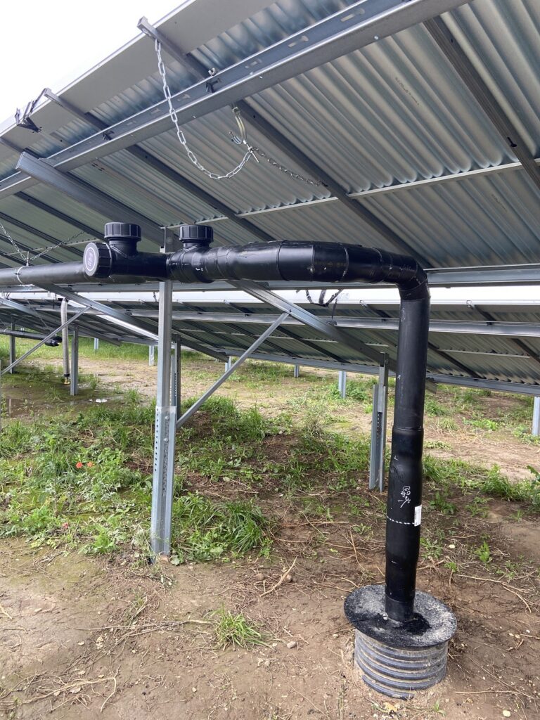 Blick unter die Solarthermie-Vakuumröhrenkollektoren, die auf 94 cm Höhe aufgeständert sind.