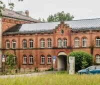 Ein Solardach bedeckt den mittleren Teil eines denkmalgeschützten Palais vollständig mit Photovoltaik-Modulen.