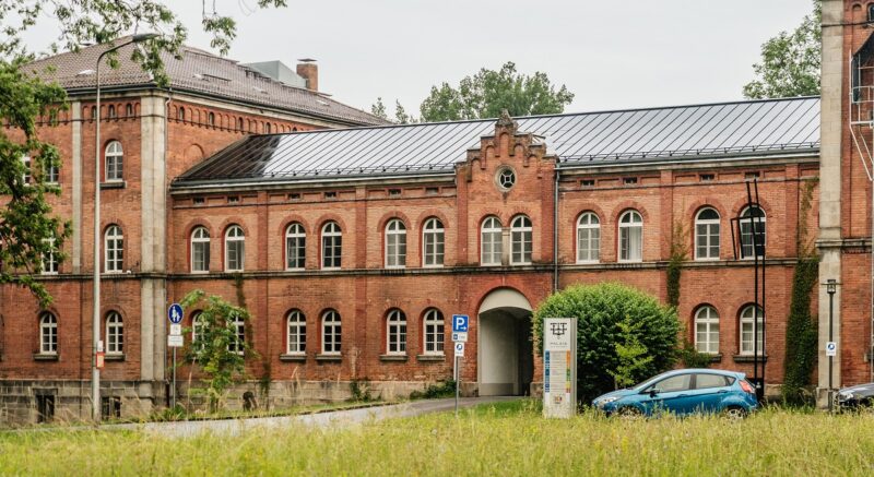 Ein Solardach bedeckt den mittleren Teil eines denkmalgeschützten Palais vollständig mit Photovoltaik-Modulen.