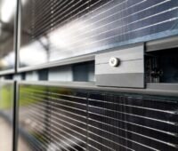 Eine Solar-Fassade mit dem Snapsolar Photovoltaik-Montagesystem von SFS.