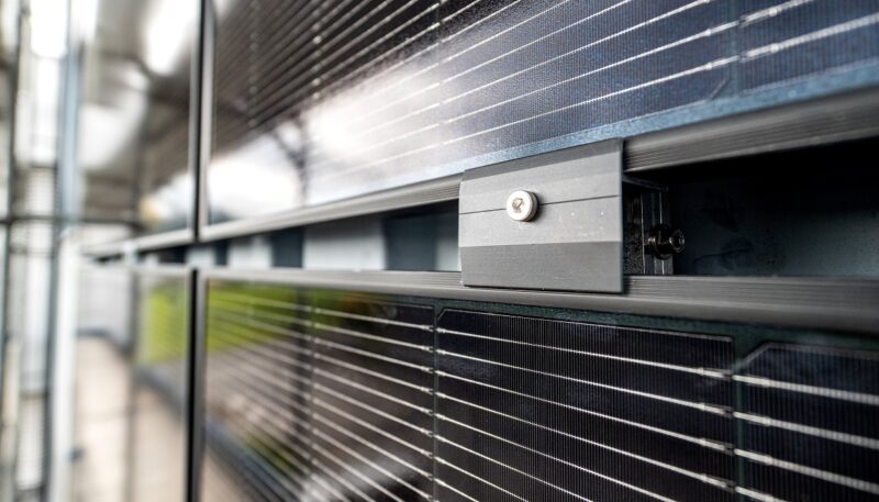 Eine Solar-Fassade mit dem Snapsolar Photovoltaik-Montagesystem von SFS.