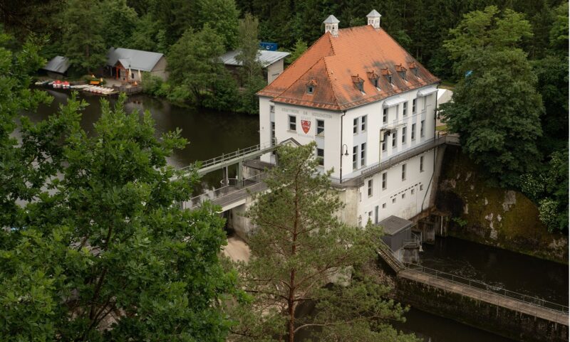 Das Wasserkraftwerk Höllenstein, mit der Novelle des EEG 2027 soll die Einspeisevergütung für neue Wasserkraftanlagen unter 25 Kilowatt Leistung gestrichen werden.