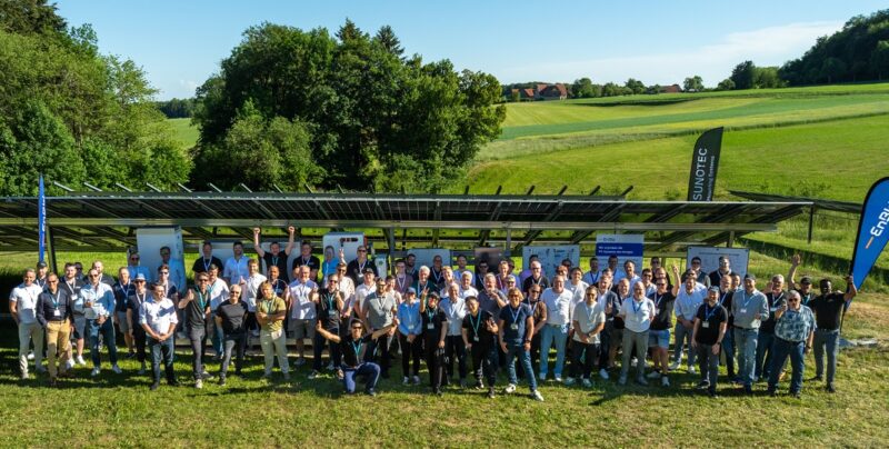 Menschenmenge vor Solarmodulen, Sigenergy und EnBW testen die DC-Kopplung von Photovoltaik-Großspeicher im ZSW-Testfeld in Widderstall bei Merklingen.