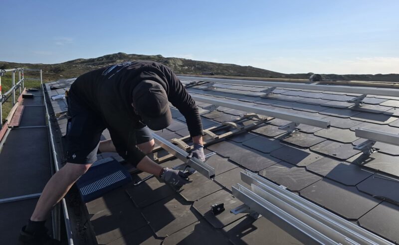 Im Bild die Montage der Solar-Trägerpfannen von Fleck für die Photovoltaik-Anlage für die Akademie am Meer auf Sylt.