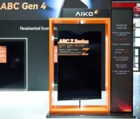 Das neue Solarmodul der Z-Serie steht auf dem Messestand von Aiko auf der Intersolar 2026.