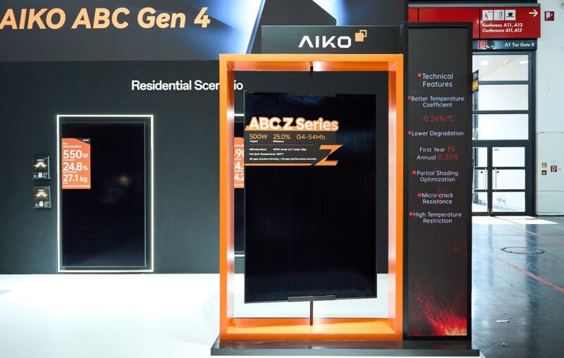 Das neue Solarmodul der Z-Serie steht auf dem Messestand von Aiko auf der Intersolar 2026.